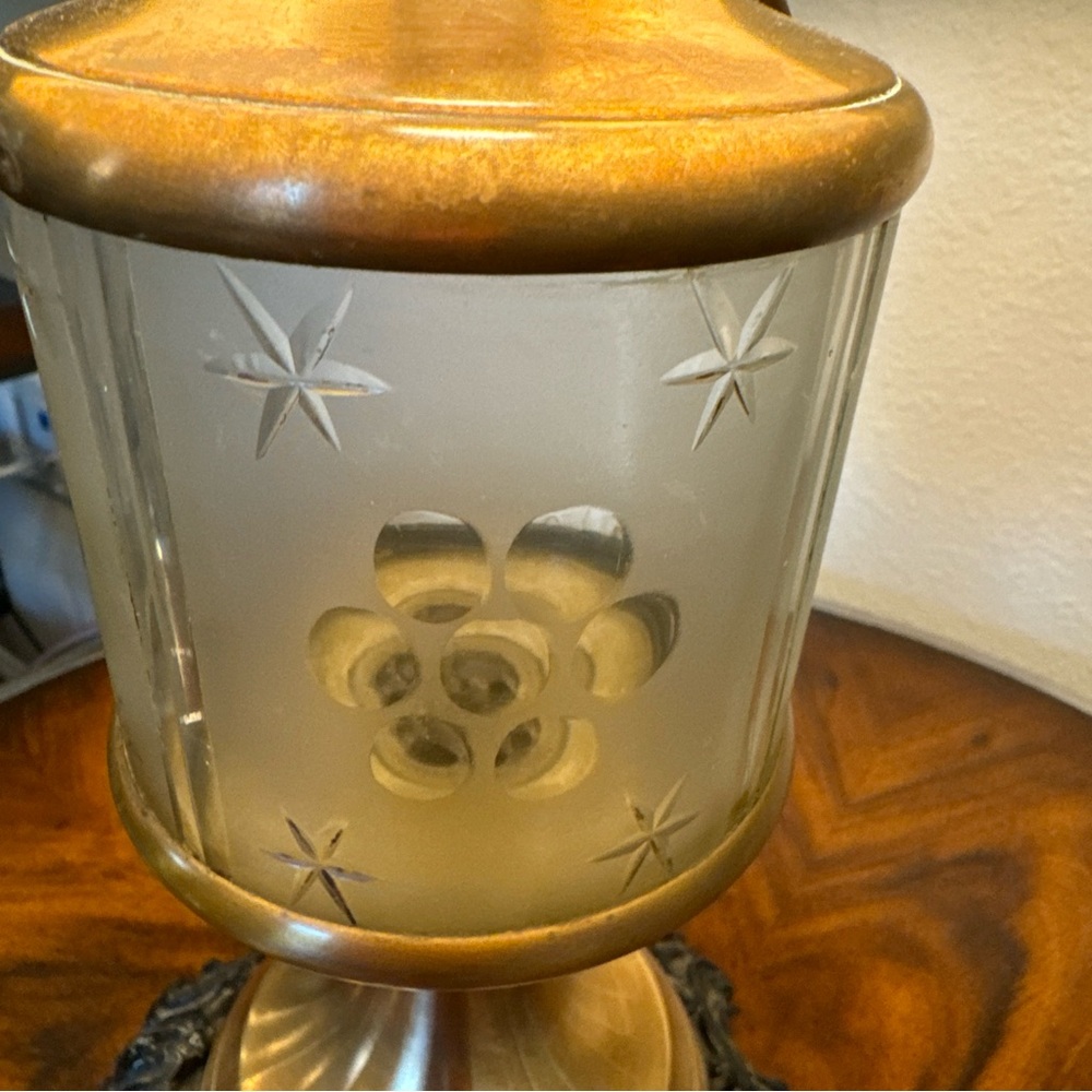 Vintage Brass and Etched Glass Table Lamp 24 inches in perfect working o… - Picture 2 of 8